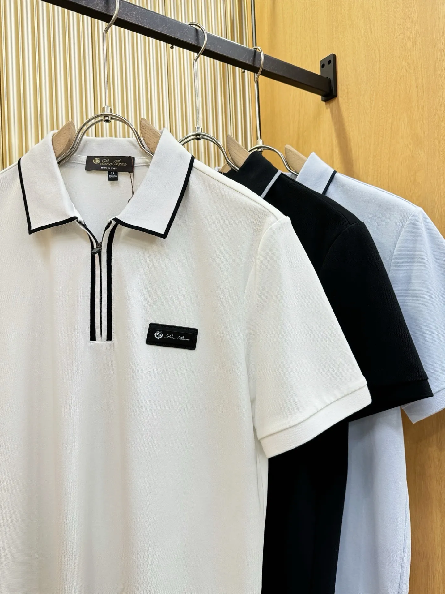 Loro Piana 2026 official spring and summer New Arrival counters are simultaneously available. Men's lapel short-sleeved POLO shirts, Premium main line Series, imported piqué mercerized cotton fabric, with first-class texture, excellent skin-friendliness, silky and delicate touch, fashionable three-button placket design, with small lapels, fashionable and age-reducing, the upper body is full of Italian accent, full of style. Sizes:M-4XL